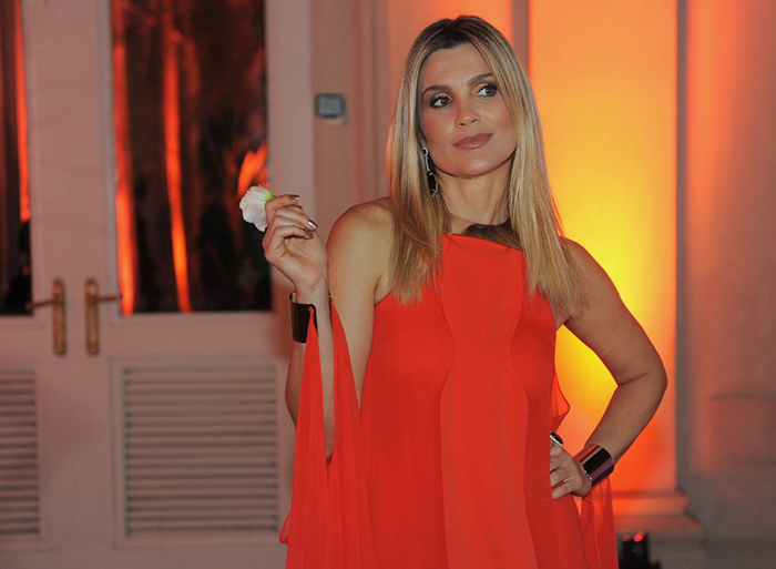 Flávia Alessandra esbanja charme no comando de premiação.