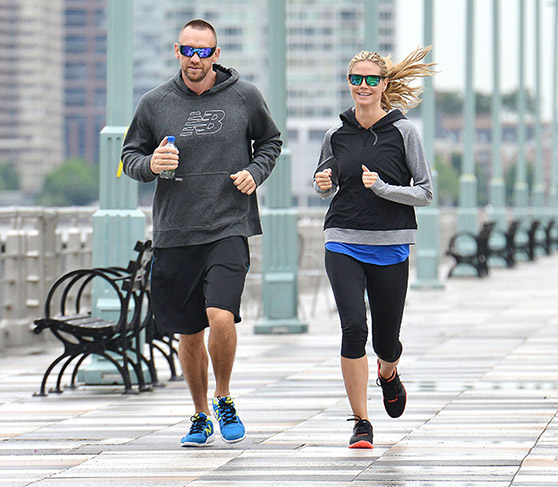 Heidi Klum e Martin Kirsten correm por Nova York com anéis iguais na mão direita