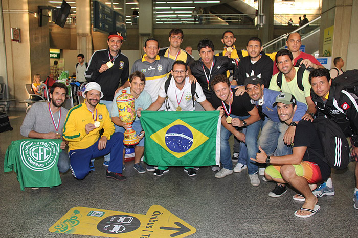 Seleção de artistas volta ao Brasil com taça nas mãos