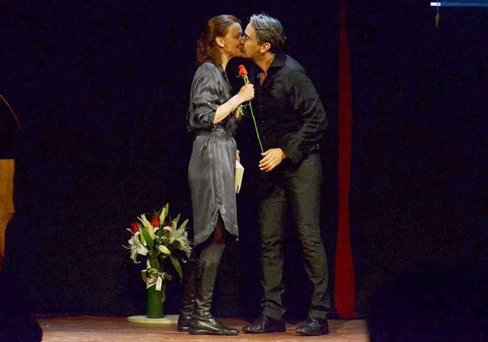 Alexandre Borges beijou Julia Lemmertz após a apresentação
