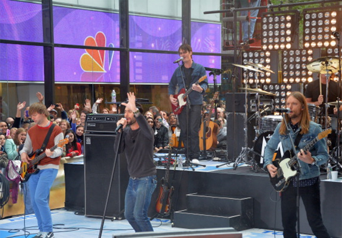 Maroon 5 se apresenta no Today Show e agita Nova York