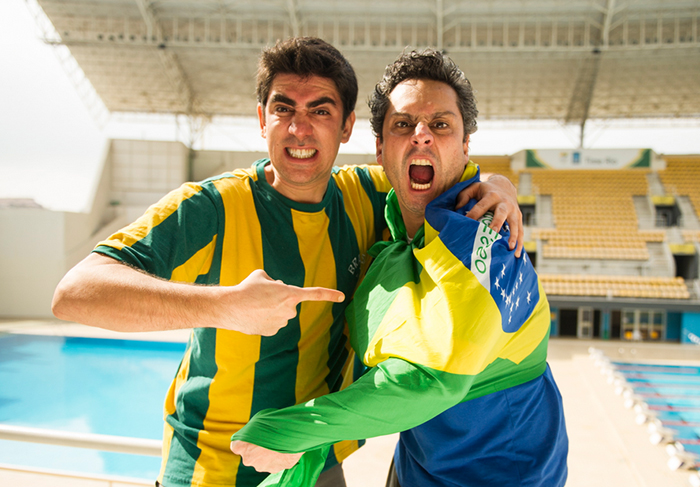 Marcelo Adnet e Alexandre Nero vivem dupla de torcedores em quadro no Fantástico