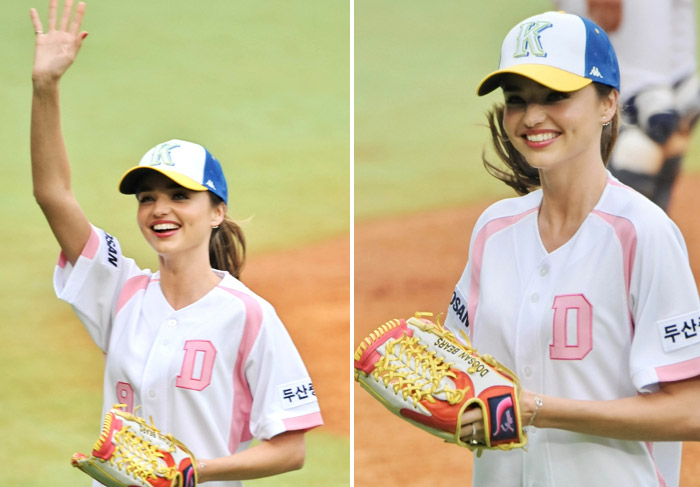 Miranda Kerr participa de jogo de beisebol em Seoul, na Coréia do Sul