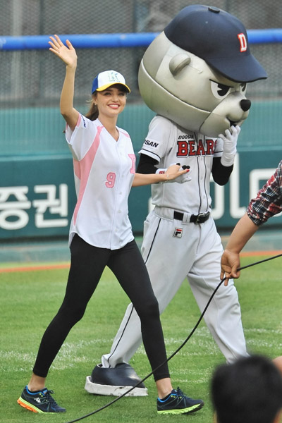 Miranda Kerr participa de jogo de beisebol em Seoul, na Coréia do Sul