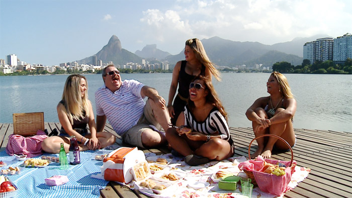 Gilberto Barros faz piquenique com mulheres-fruta