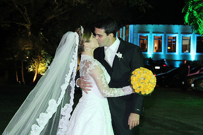 Bárbara Borges se casa com empresário, no Rio