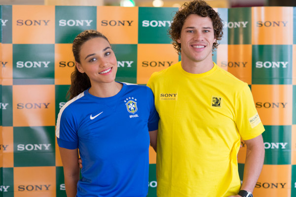 Débora Nascimento e José Loretto curtem pré-jogo em hotel de Brasília