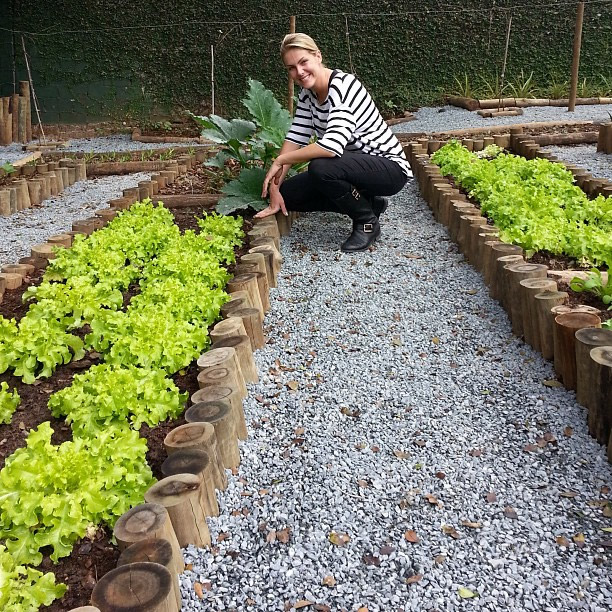 Ana Hickmann colhe verduras de sua horta,