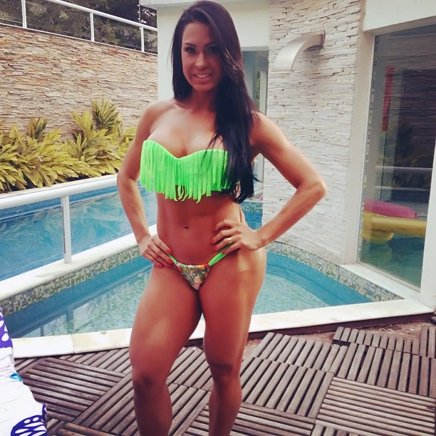 Gracyanne Barbosa posta foto do corpão sarado