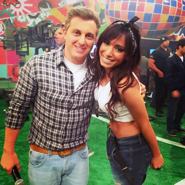 Anitta vira tiete e tira foto com Luciano Huck