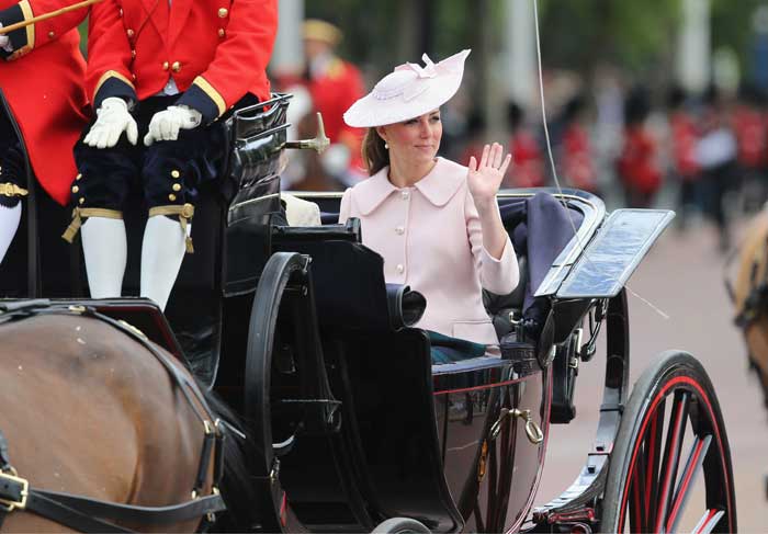 Vestida de rosa, Kate Middleton participa de seu último evento antes de dar à luz