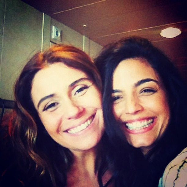 Giovanna Antonelli e Emanuelle Araújo aparecem sorridentes nos bastidores de filmagem