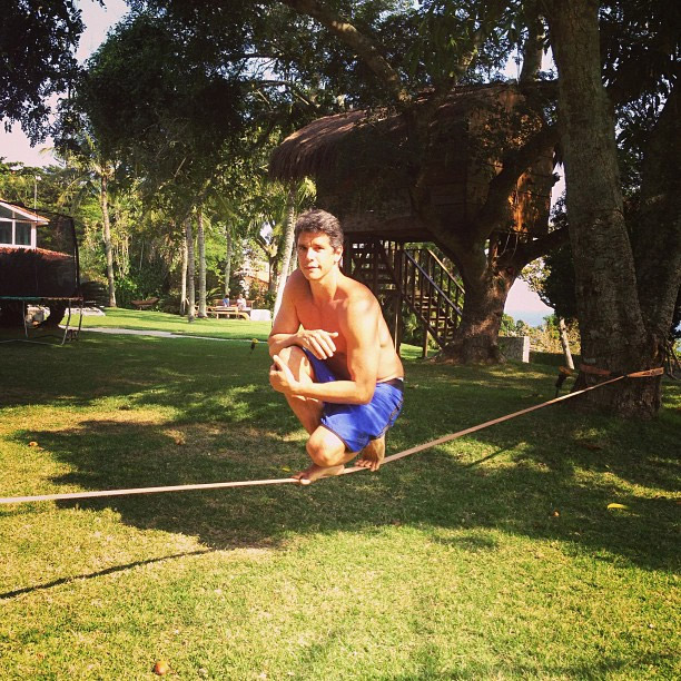 Márcio Garcia mostra equilíbrio em cima de uma corda