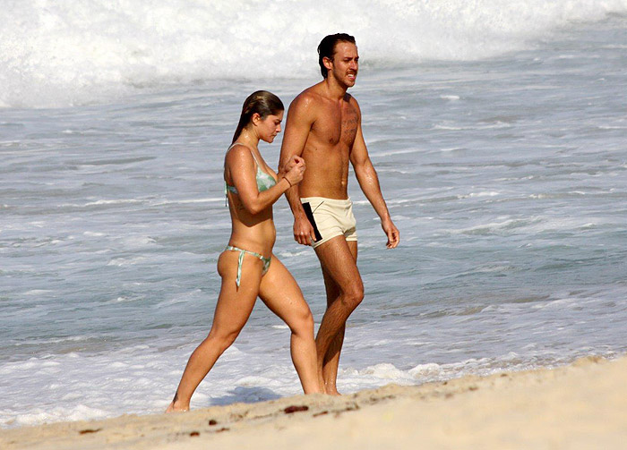 Priscila Fantin aproveita domingo de sol na praia com o marido