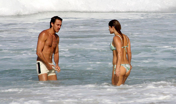 Priscila Fantin aproveita domingo de sol na praia com o marido