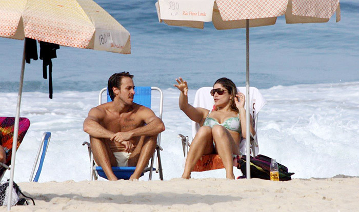 Priscila Fantin aproveita domingo de sol na praia com o marido