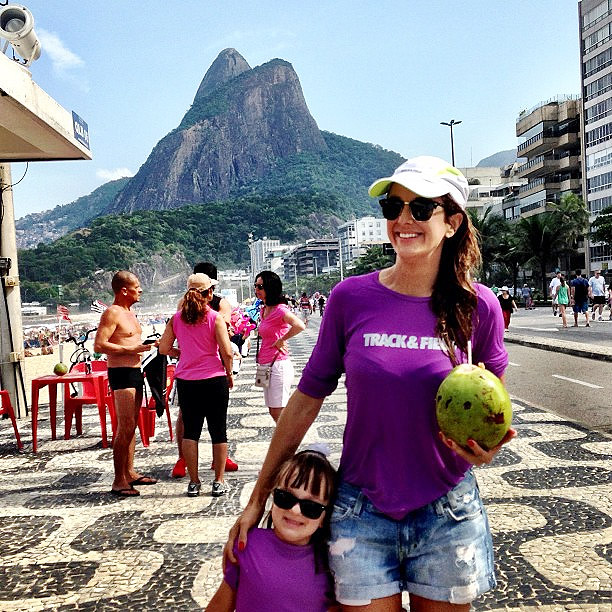 Ticiane Pinheiro celebra 37 anos com a filha, Rafaella, em praia do RJ