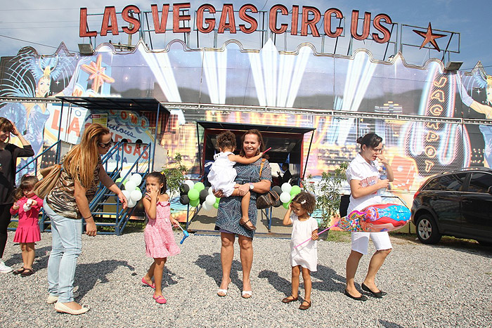 Mãe de Ronaldo leva as netas ao circo