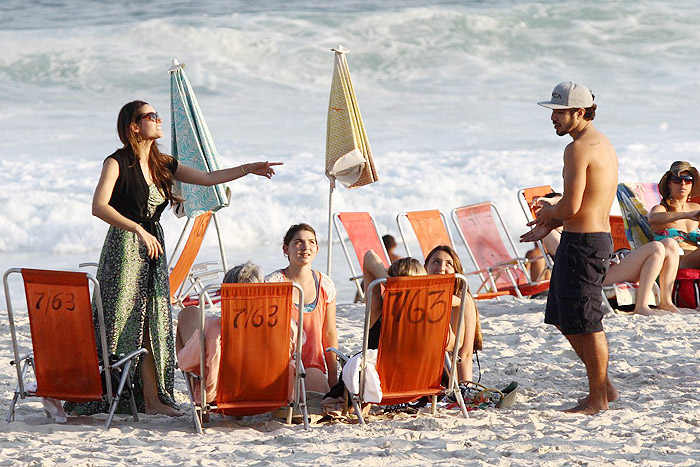 Caio Castro e Fernanda Machado curtem tarde na praia