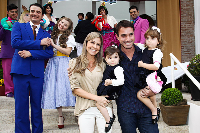 Patrícia Maldonado com o marido e as filhas