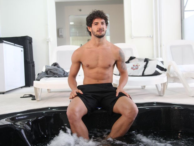 Alexandre Pato grava cena com Tatá Werneck no CT do Corinthians