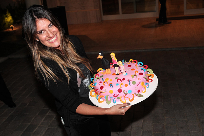 Andrea Guimarães chegou com o bolo