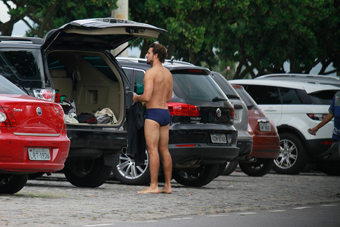 Cauã Reymond pega onda com a ajuda de um jet-ski.