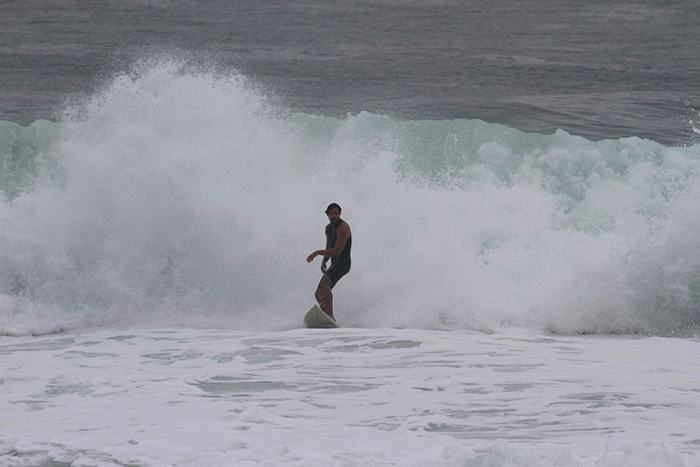 Cauã Reymond pega onda com a ajuda de um jet-ski.