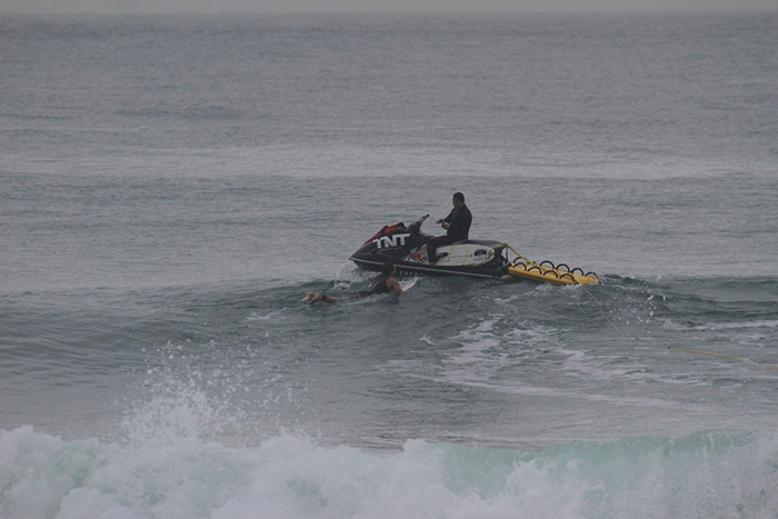 Cauã Reymond pega onda com a ajuda de um jet-ski.