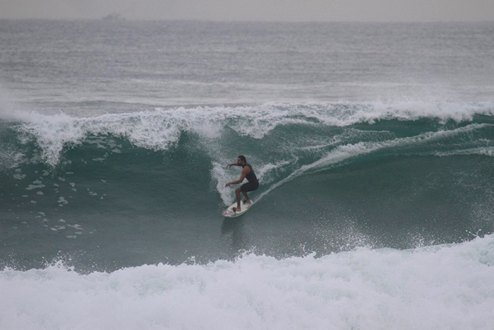 Cauã Reymond pega onda com a ajuda de um jet-ski.