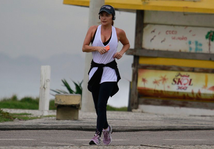Luiza Tomé usa decotão até para caminhar em orla carioca