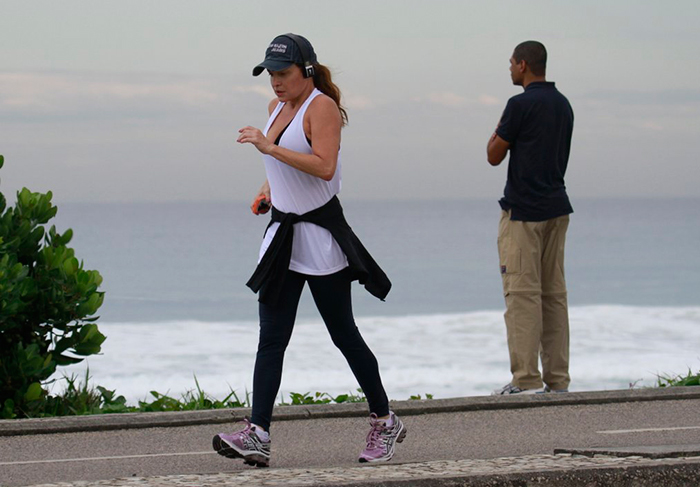 Luiza Tomé usa decotão até para caminhar em orla carioca