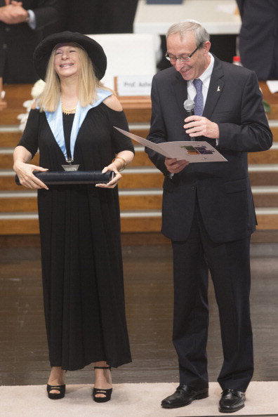 Barbra Streisand recebe título de doutora honoris causa em Israel