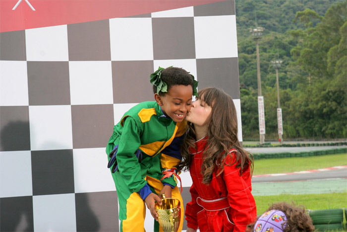 Maria Joaquina beija Cirilo após ajudá-lo a vencer corrida de carros