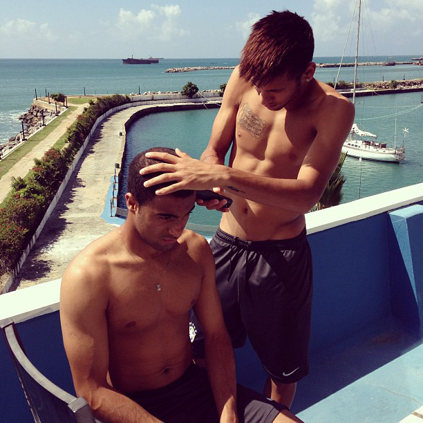 Neymar corta o cabelo do colega Lucas