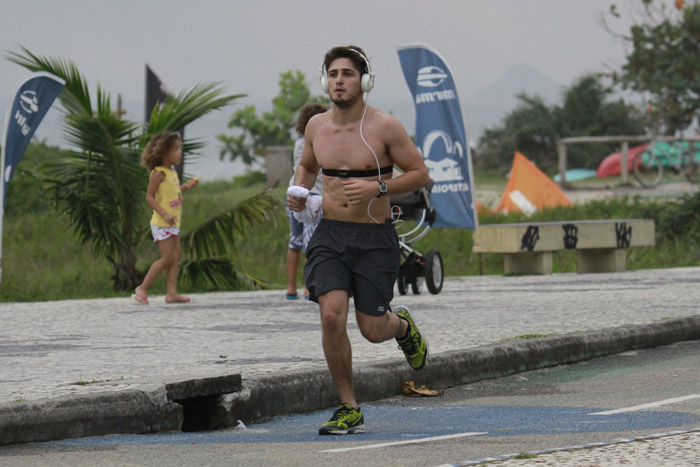 Sem camisa, Daniel Rocha corre em orla carioca