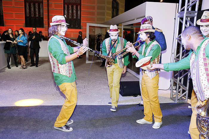 Grupo anima os convidados da festa de lançamento de Saramandaia, da Globo