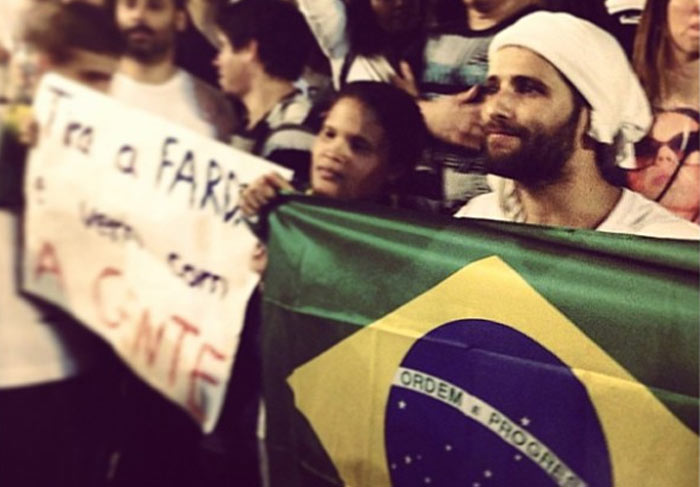 Bruno Gagliasso enrolado na bandeira do Brasil