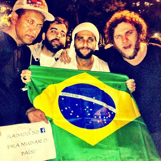 Bruno Gagliasso‎​ participa do protesto no Rio de Janeiro