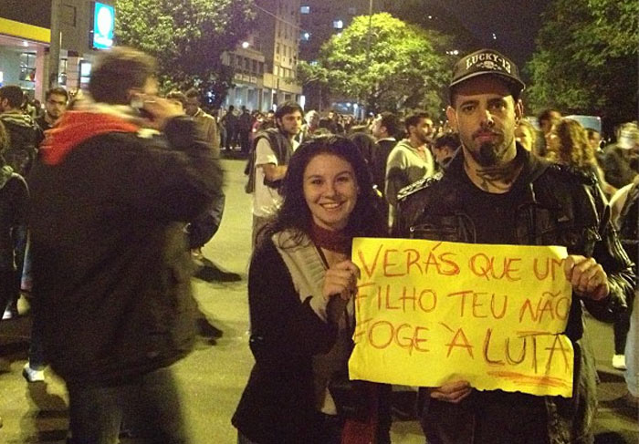 Tico Santa Cruz no protesto em Porto Alegre