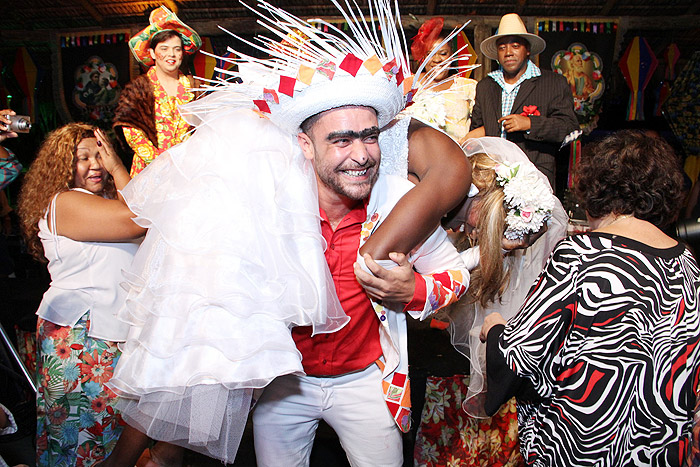 Diogo Nogueira carrega a noiva nas costas