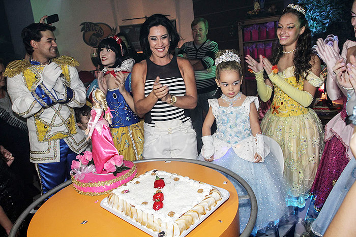 Scheila Carvalho faz festa das princesas para a filha