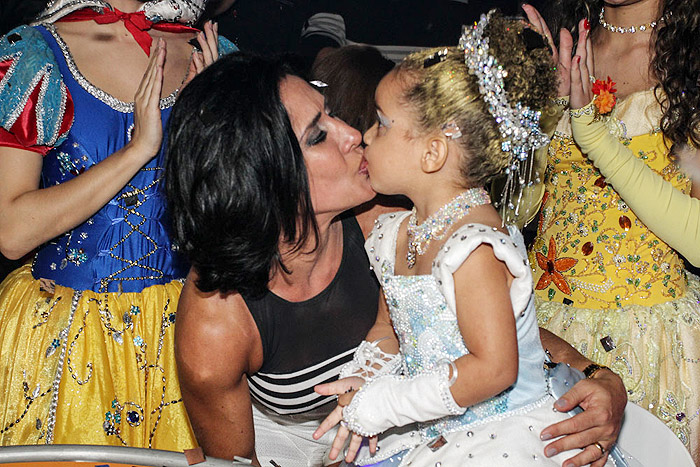 Scheila Carvalho beija a filha na hora do parabéns