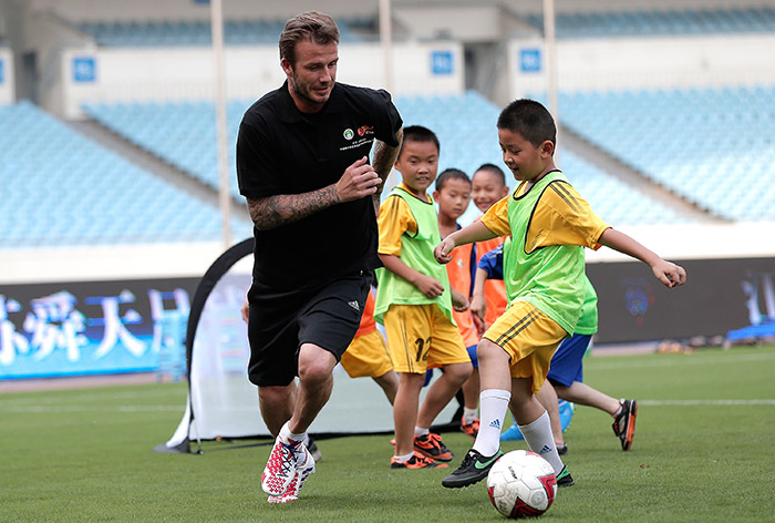 David Beckham joga futebol com crianças na China