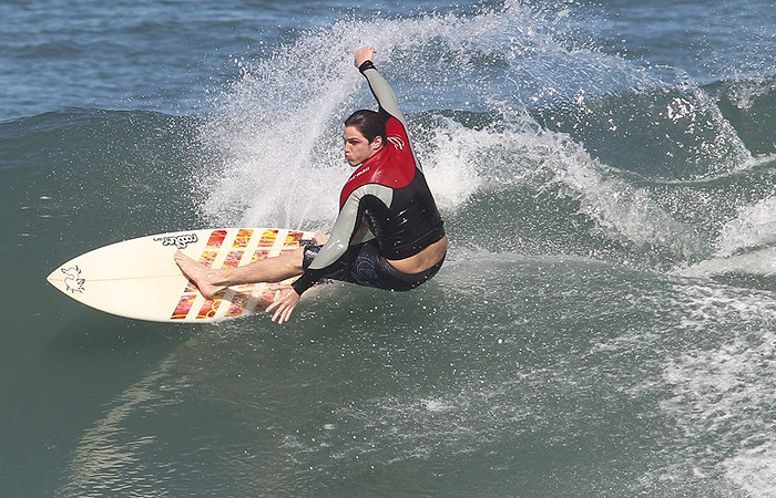 Rômulo Neto mostra toda sua habilidade no surf