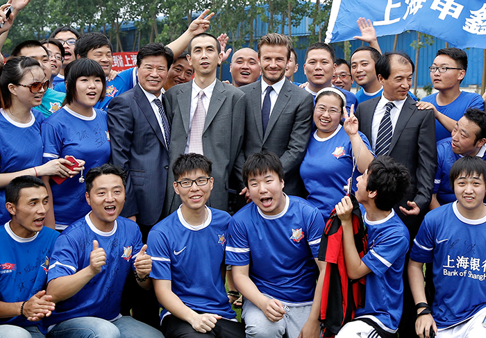 David Beckham faz visita a time chinês