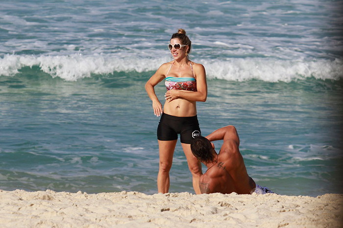 Joana Prado e Vítor Belfort fazem alongamento