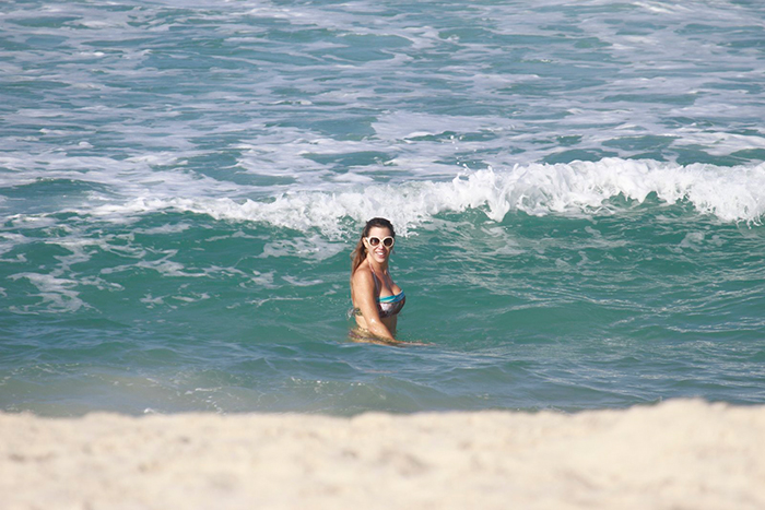 Joana Prado mostra o corpão no mar da Barra da Tijuca