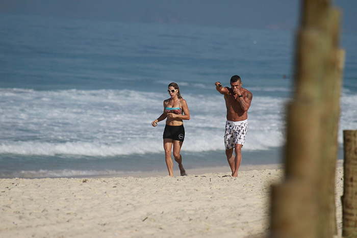 Casal Joana Prado e Vítor Belfort mostra a ótima forma na Barra da Tijuca