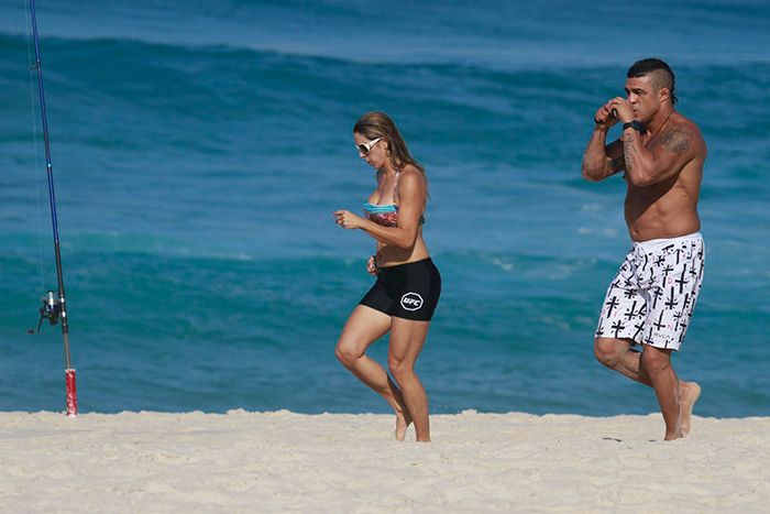 Casal Joana Prado e Vítor Belfort mostra a ótima forma na Barra da Tijuca